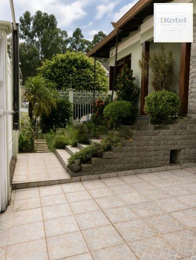 Casa de 3 dormitórios, piscina e 4 vagas de garagem em Canoas.