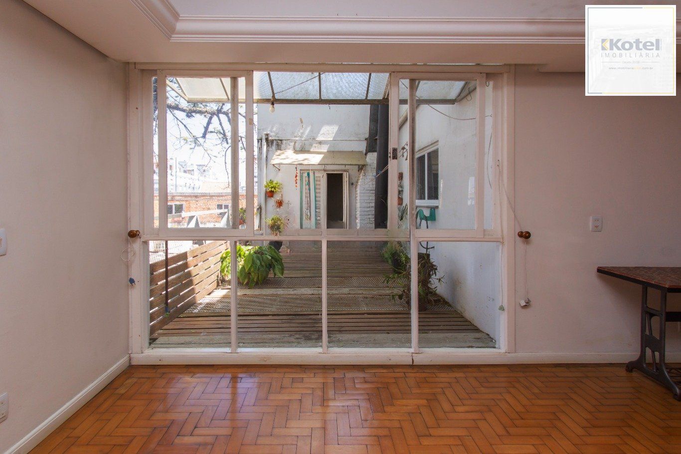 Apartamento garden, 3 dormitórios, 2 suítes, e 131m² privativos no Menino Deus.