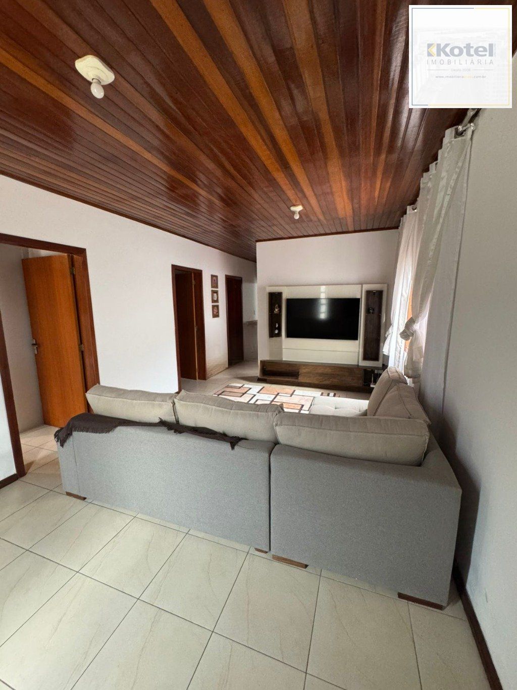 Casa de 4 dormitórios e 2 vagas de garagem no Bairro Monte Carlos Cachoeirinha.