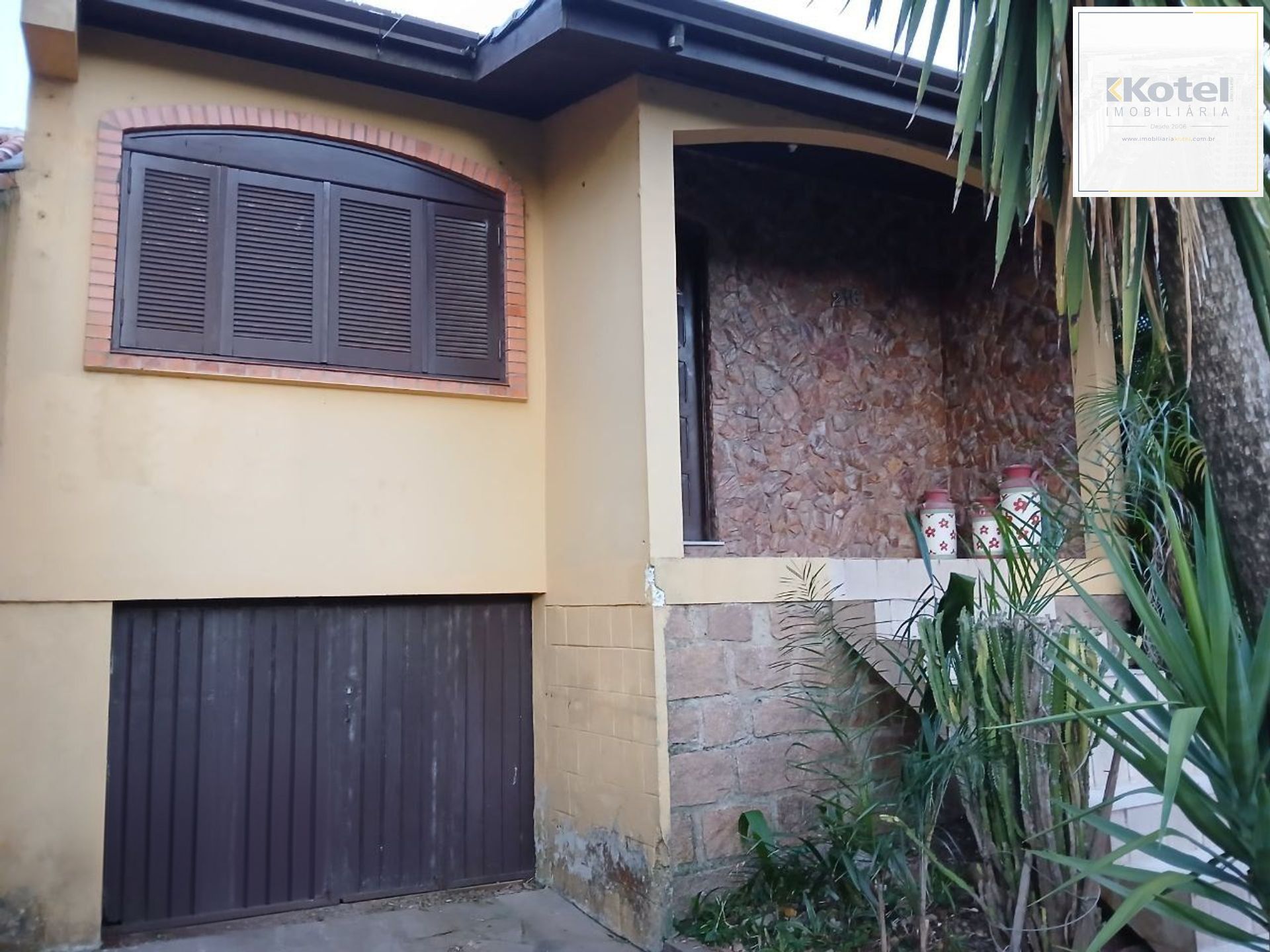 Casa de 3 dormitórios, piscina e 4 vagas de garagem em Canoas.