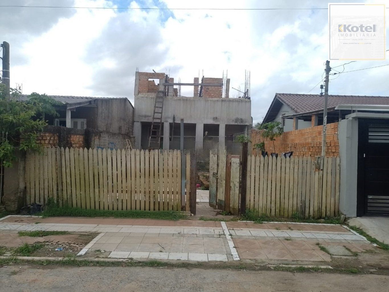 Casa 1 dormitório com 1 vaga de garagem no bairro Mato Grande em Canoas.