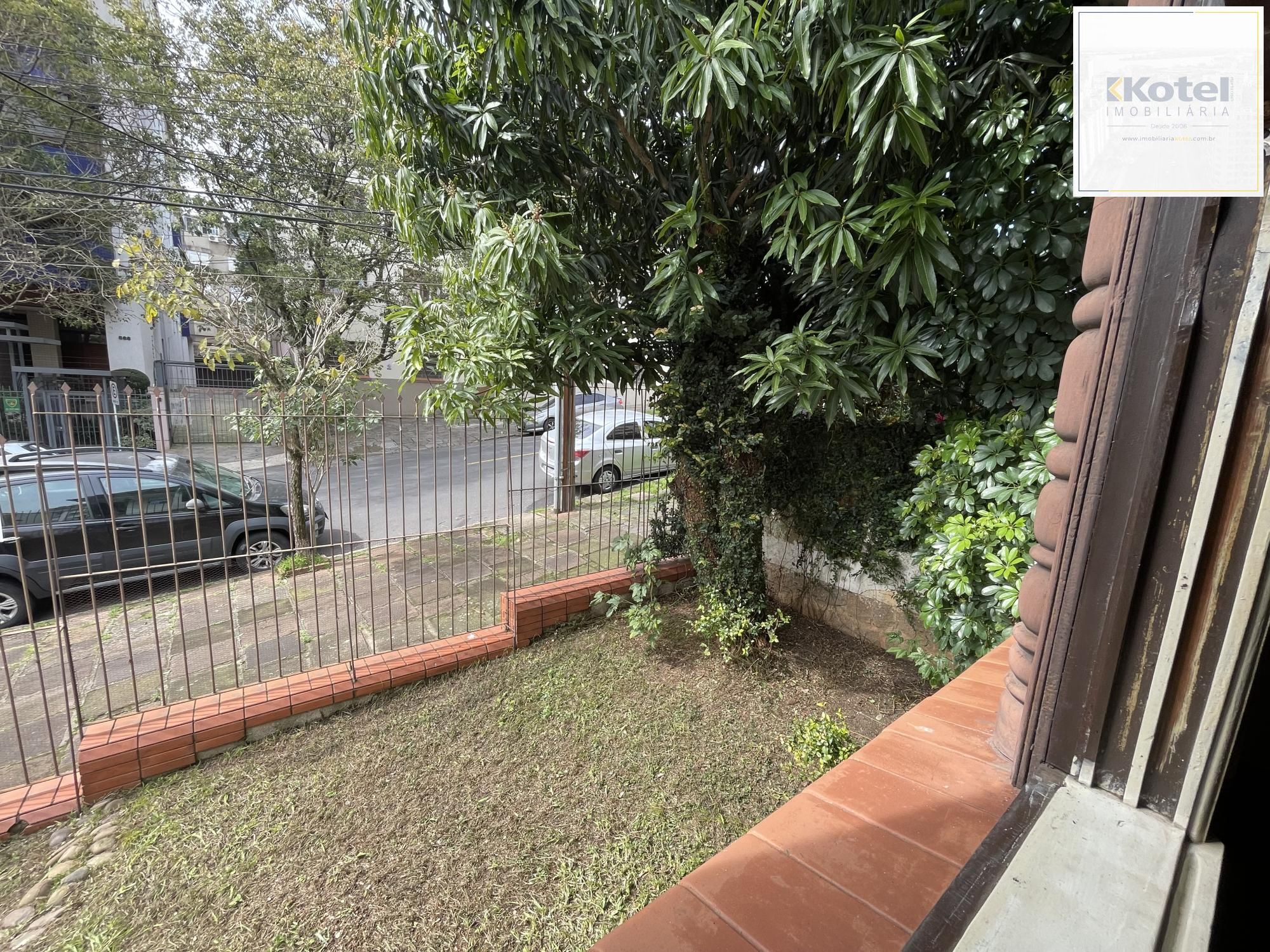 Casa com 3 dormitórios e ampla garagem Bairro Higienópolis