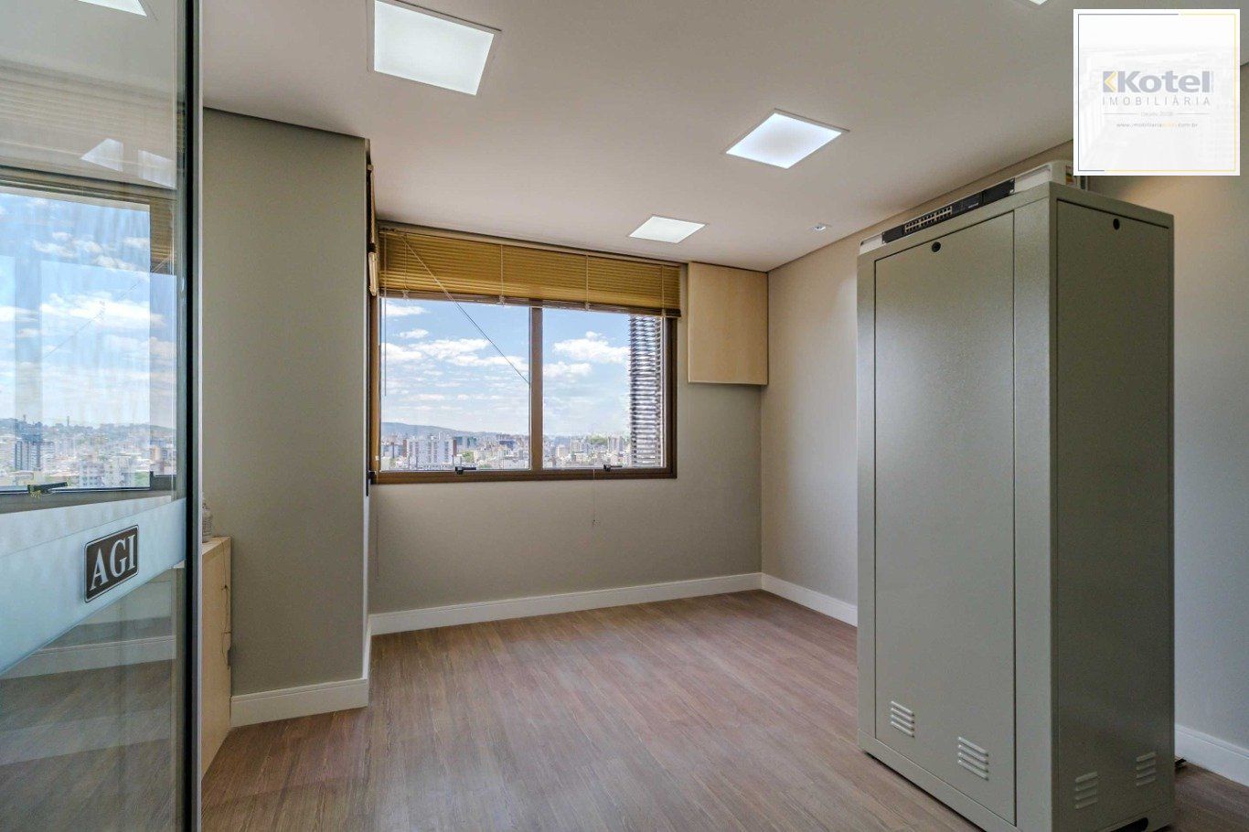Sala comercial, 2 vagas, elevador e restaurante no bairro Praia de Belas