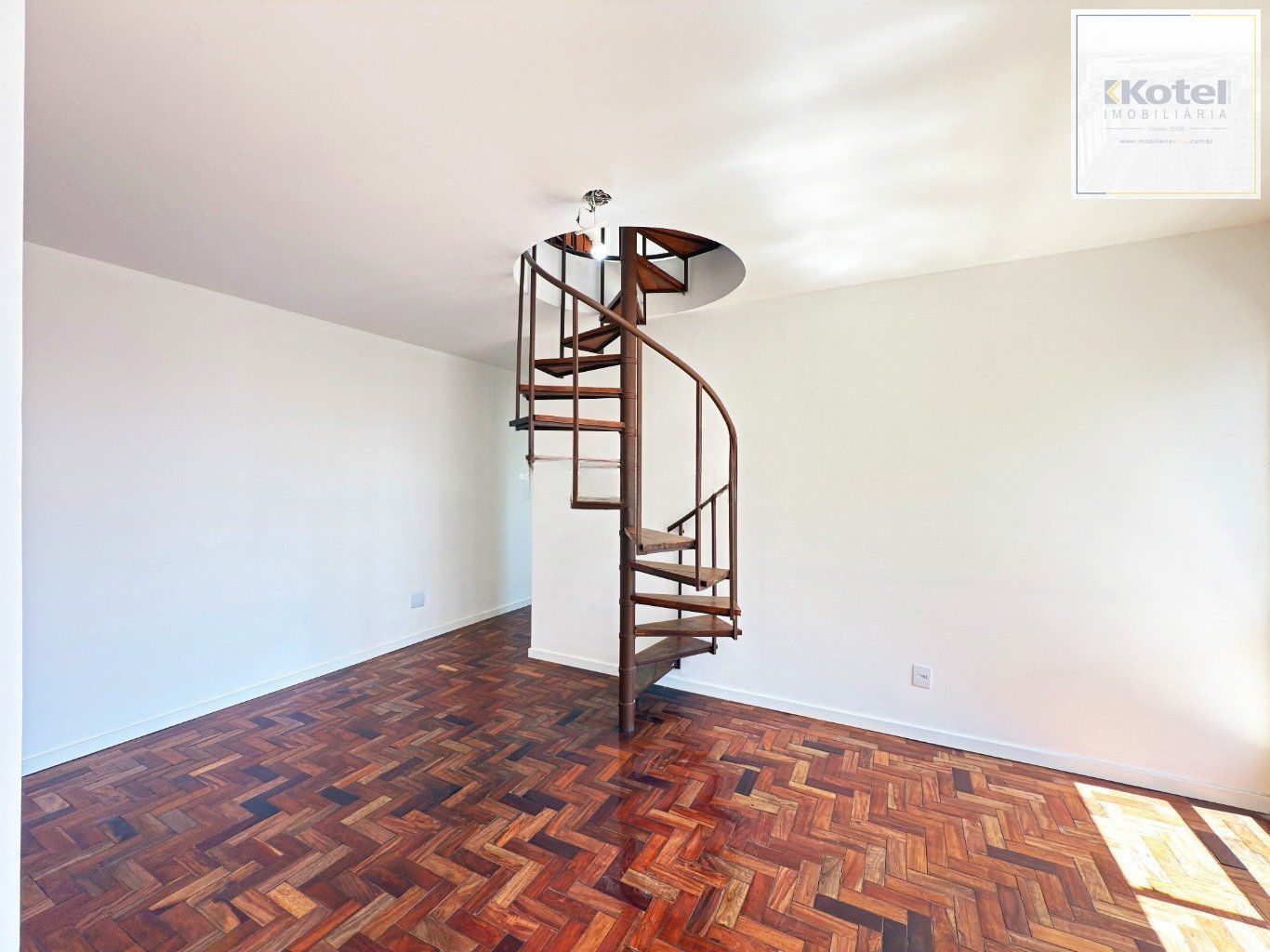 Cobertura com 2 quartos, vaga, elevador e churrasqueira  no bairro Cristal. — foto 5
