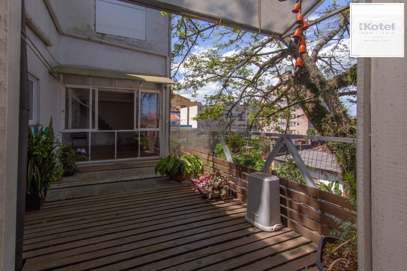 Apartamento garden, 3 dormitórios, 2 suítes, e 131m² privativos no Menino Deus.