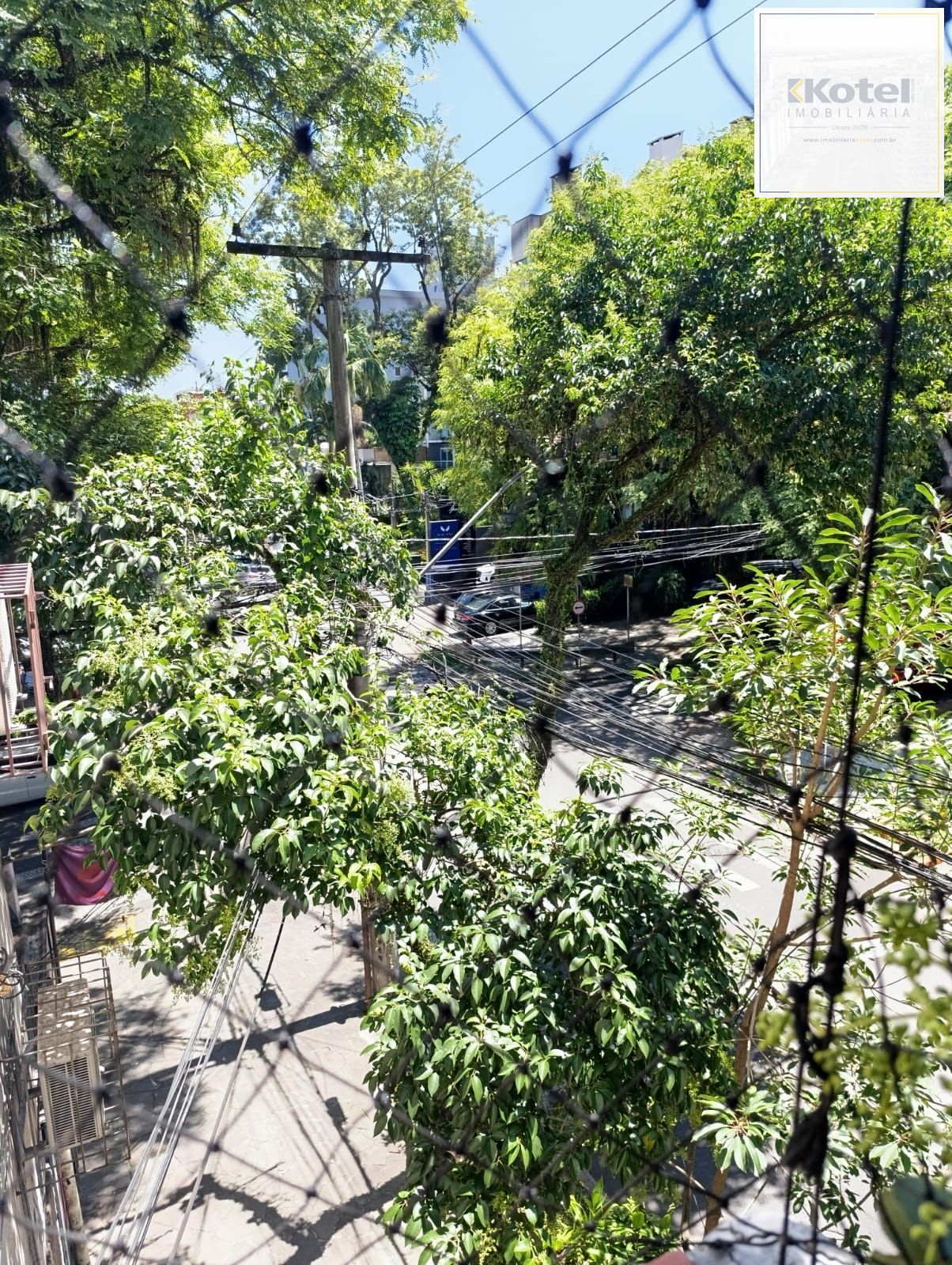 Apartamento de 2 quartos e sacada no bairro Mont' Serrat.