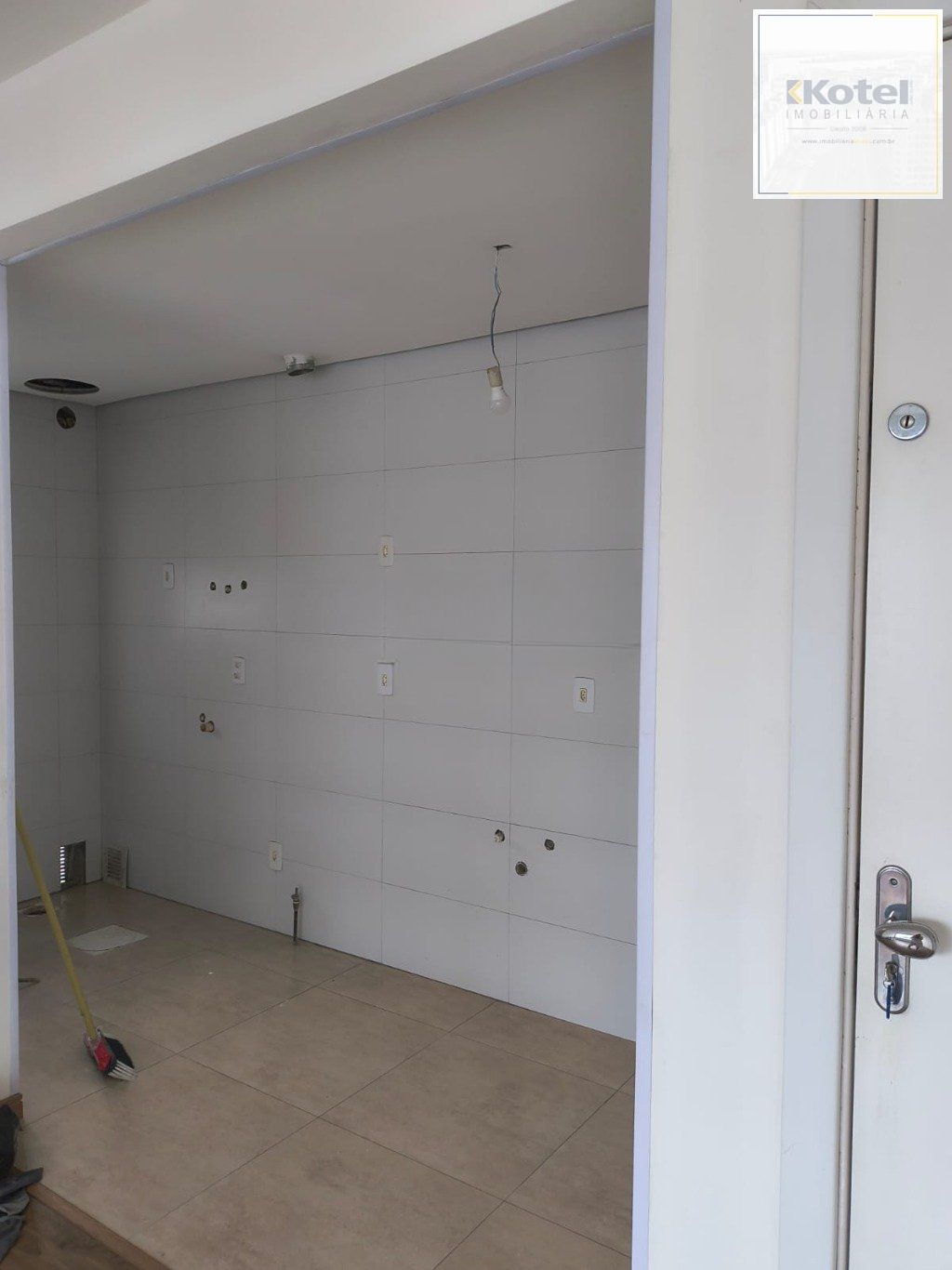 Apartamento de 2 quartos, elevador e 1 vaga no bairro Jardim Leopoldina.