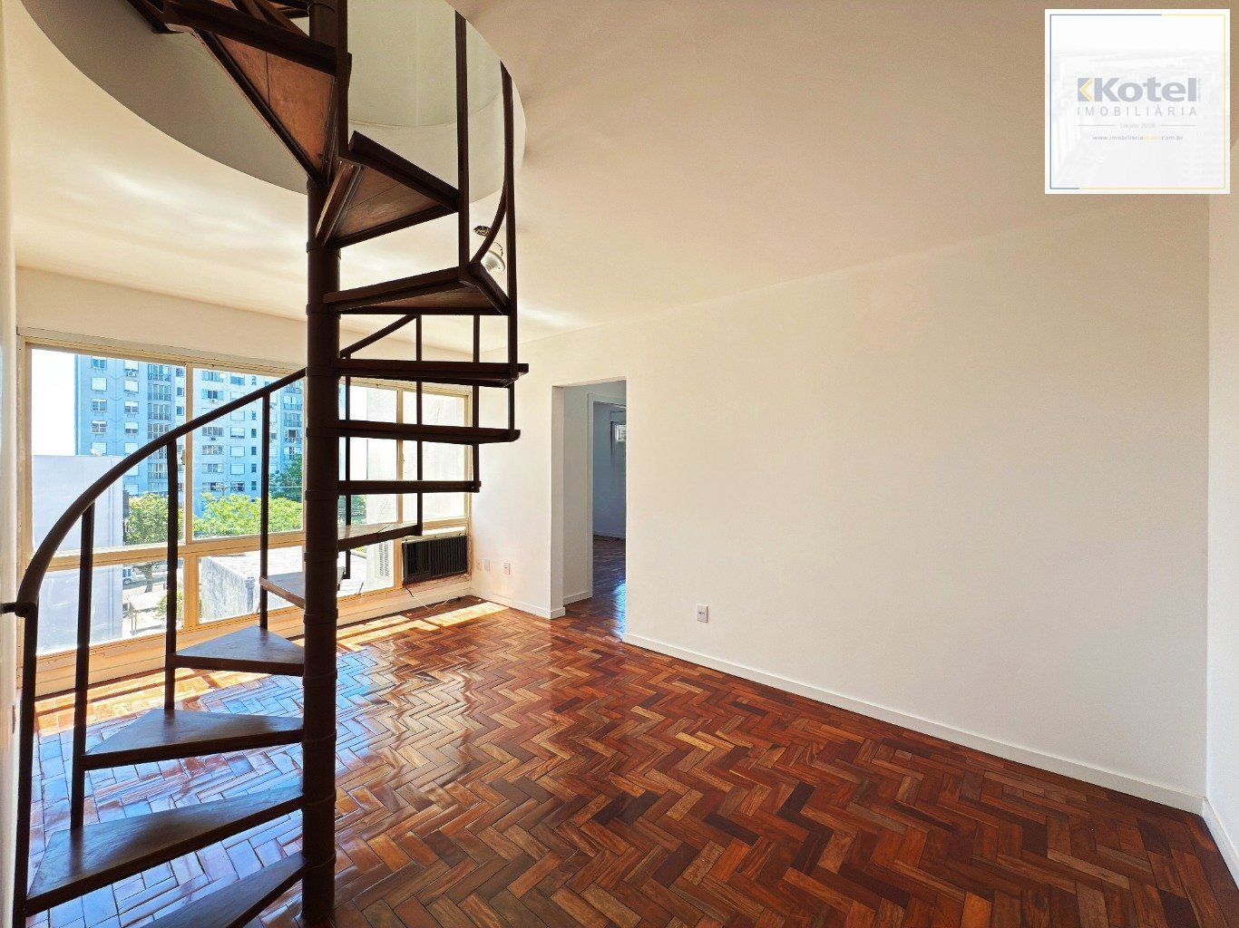 Cobertura com 2 quartos, vaga, elevador e churrasqueira  no bairro Cristal. — foto 3
