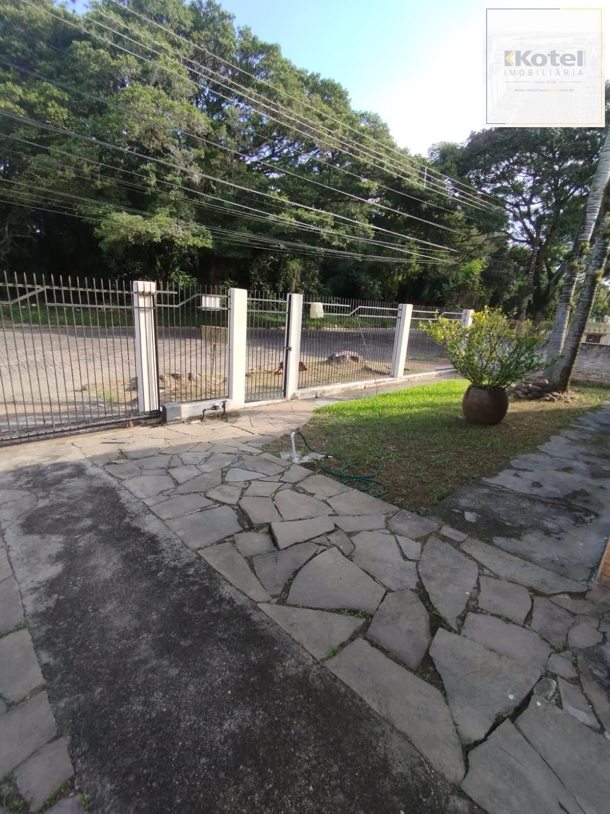 Casa de 4 dormitórios e 2 vagas de garagem em Canoas.