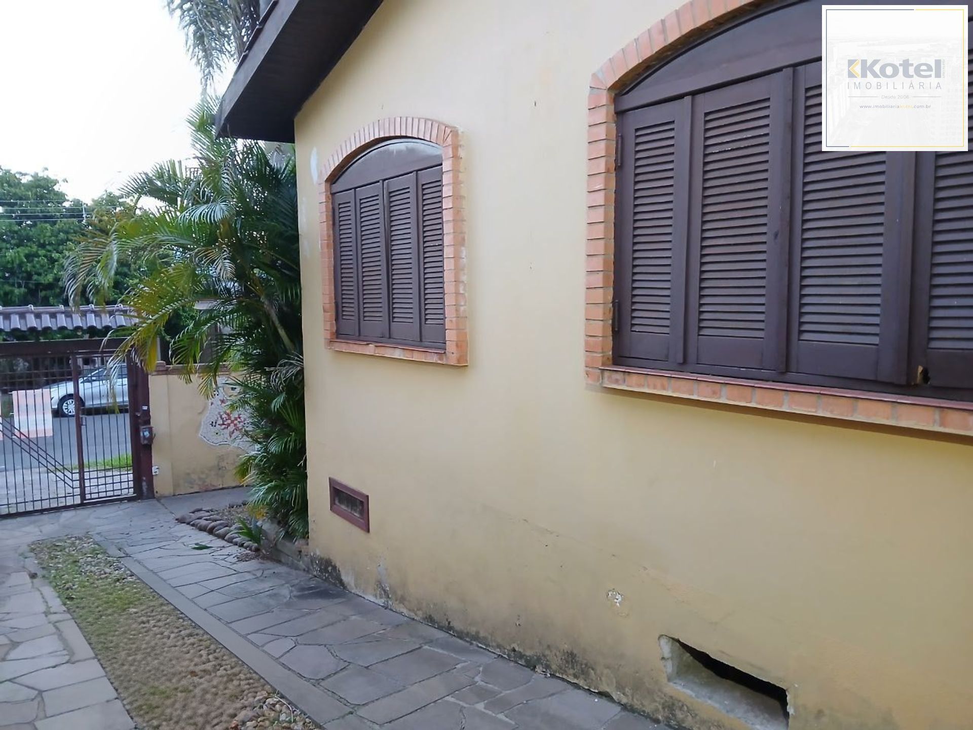 Casa de 3 dormitórios, piscina e 4 vagas de garagem em Canoas.