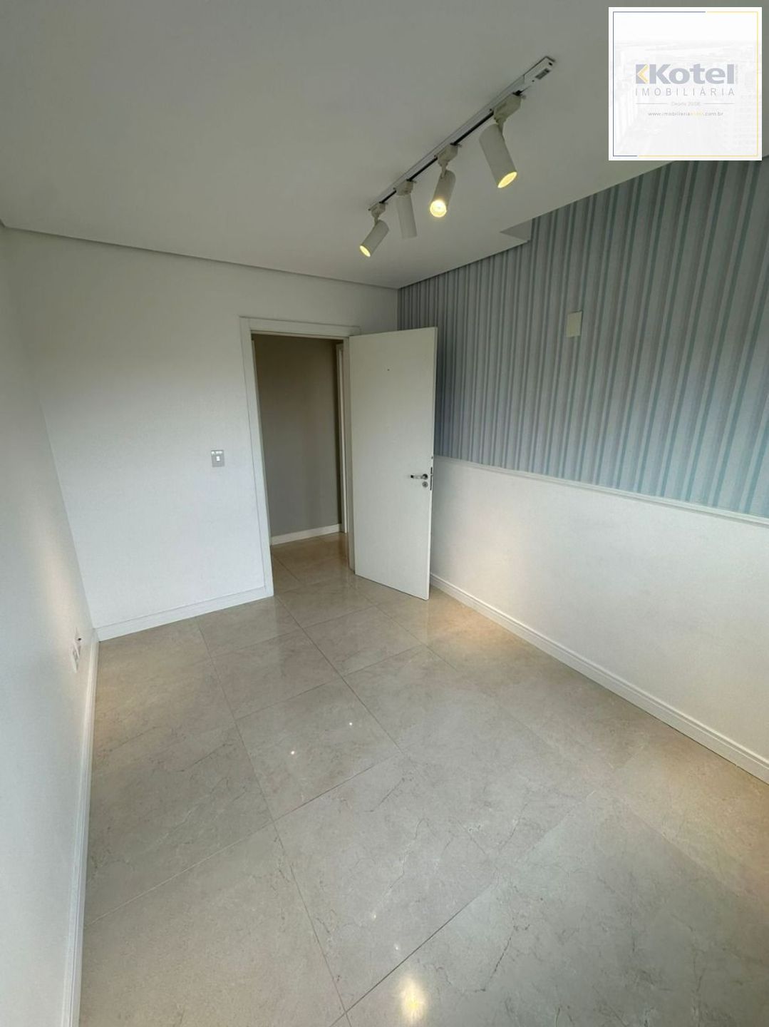 Apartamento de 2 dormitórios, elevador e 1 vaga de garagem em Canoas.