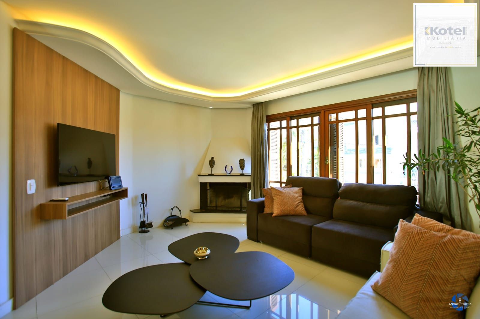 Casa de 3 dormitórios, 3 vagas e pátio com piscina bairro Chácara das Pedras. — foto 4