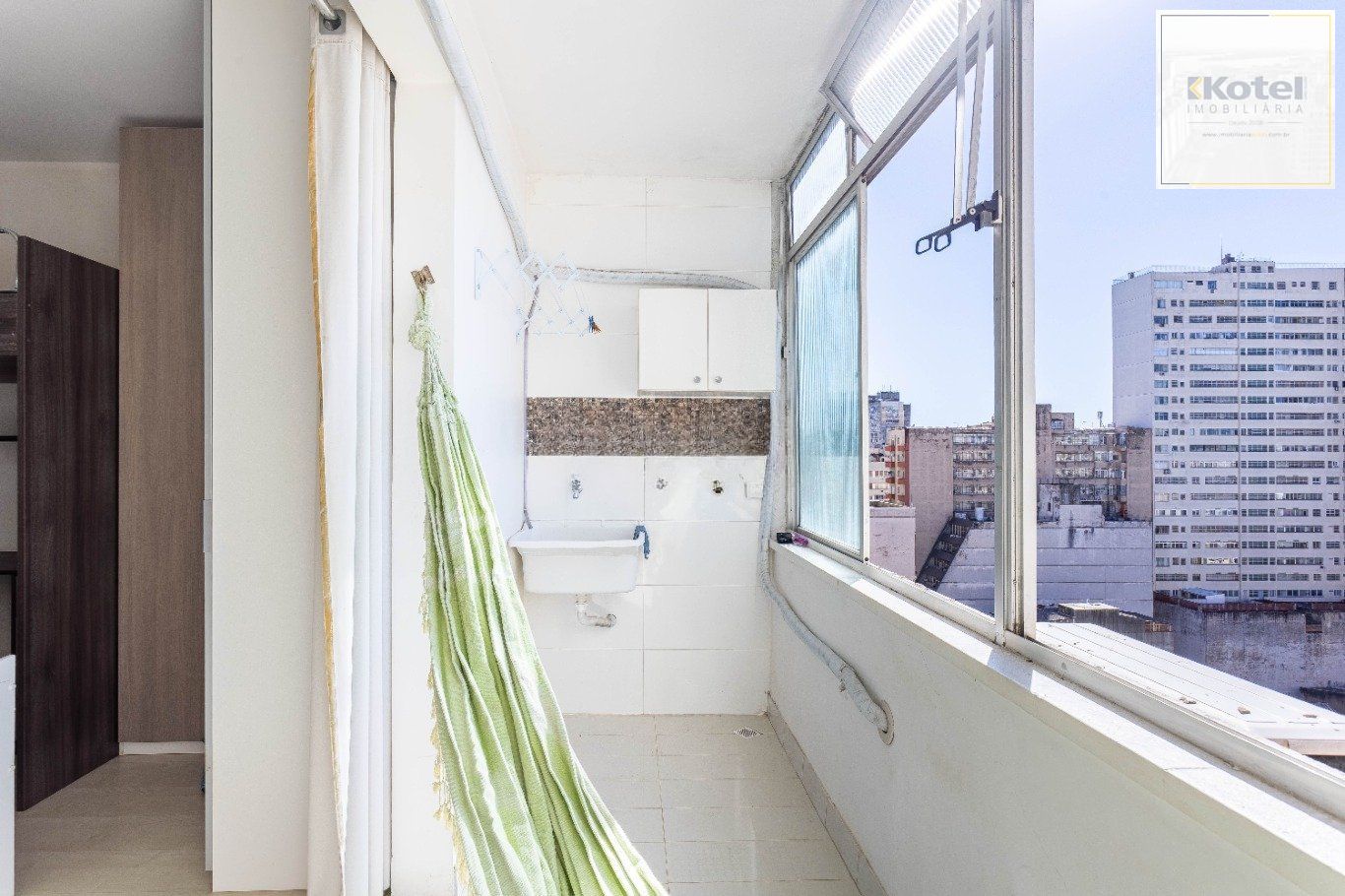 JK mobiliado com sacada e vista na Borges de Medeiros no Centro Historico