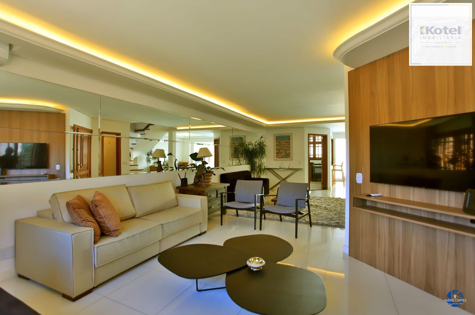 Casa de 3 dormitórios, 3 vagas e pátio com piscina bairro Chácara das Pedras. — foto 3