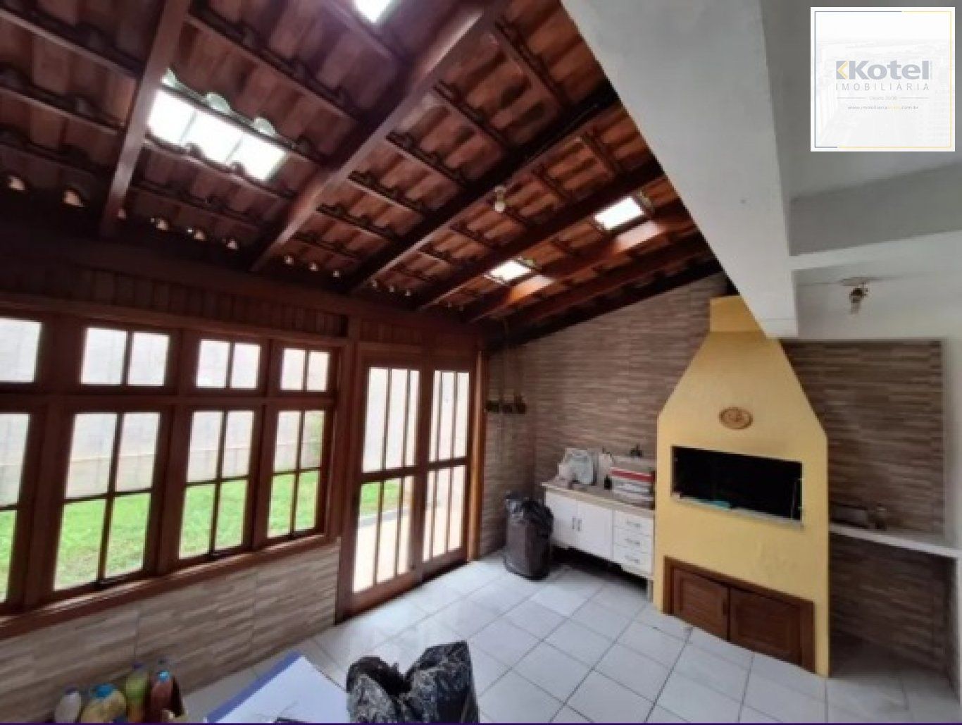 Casa semi mobiliada de 3 quartos, suíte, pátio, 2 vagas no bairro Serraria
