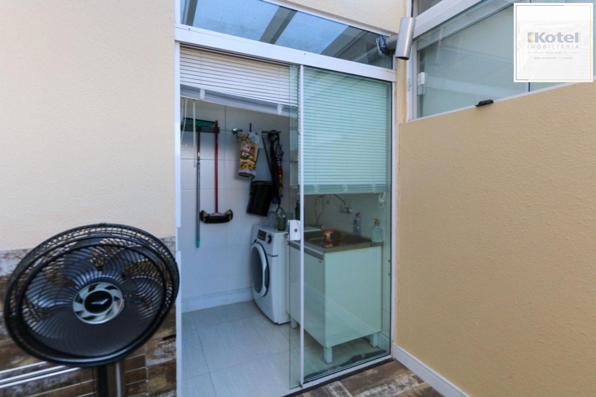 Casa em condomínio com 2 quartos e 2 vagas no bairro Marechal Rondon em Canoas.