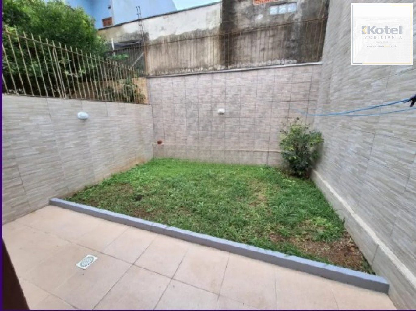 Casa semi mobiliada de 3 quartos, suíte, pátio, 2 vagas no bairro Serraria