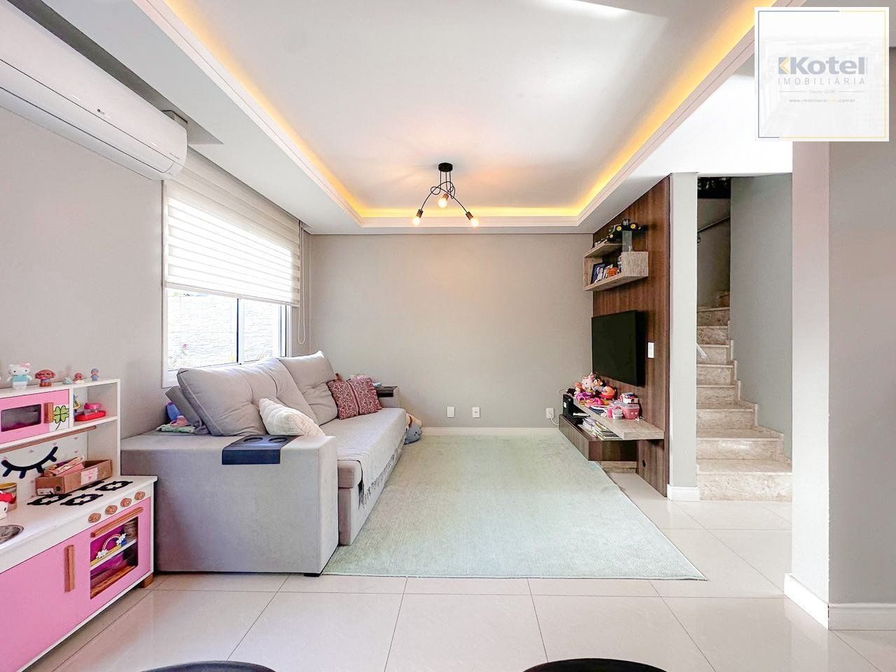 Casa em condomínio com 3 dormitórios e 3 vagas de garagem em Canoas.