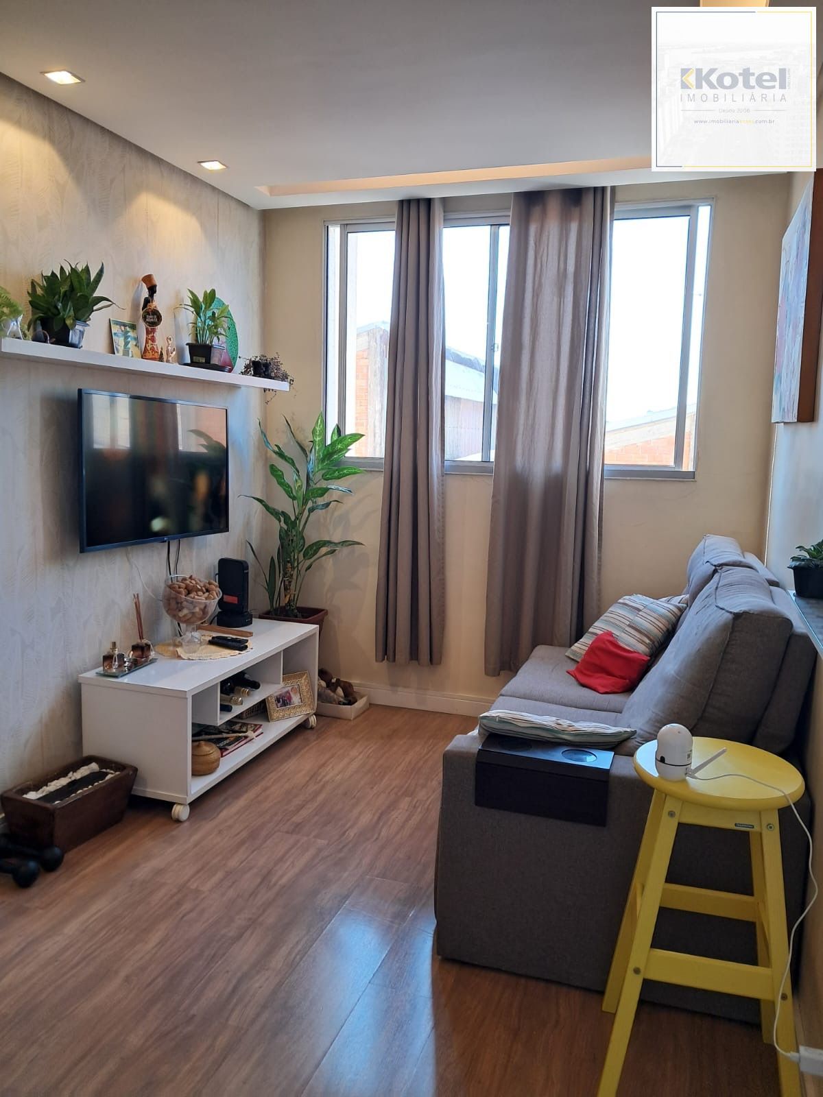 Apartamento semi mobiliado 2 dormitórios 1 vaga de garagem na Rua Sadi Castro. — foto 3