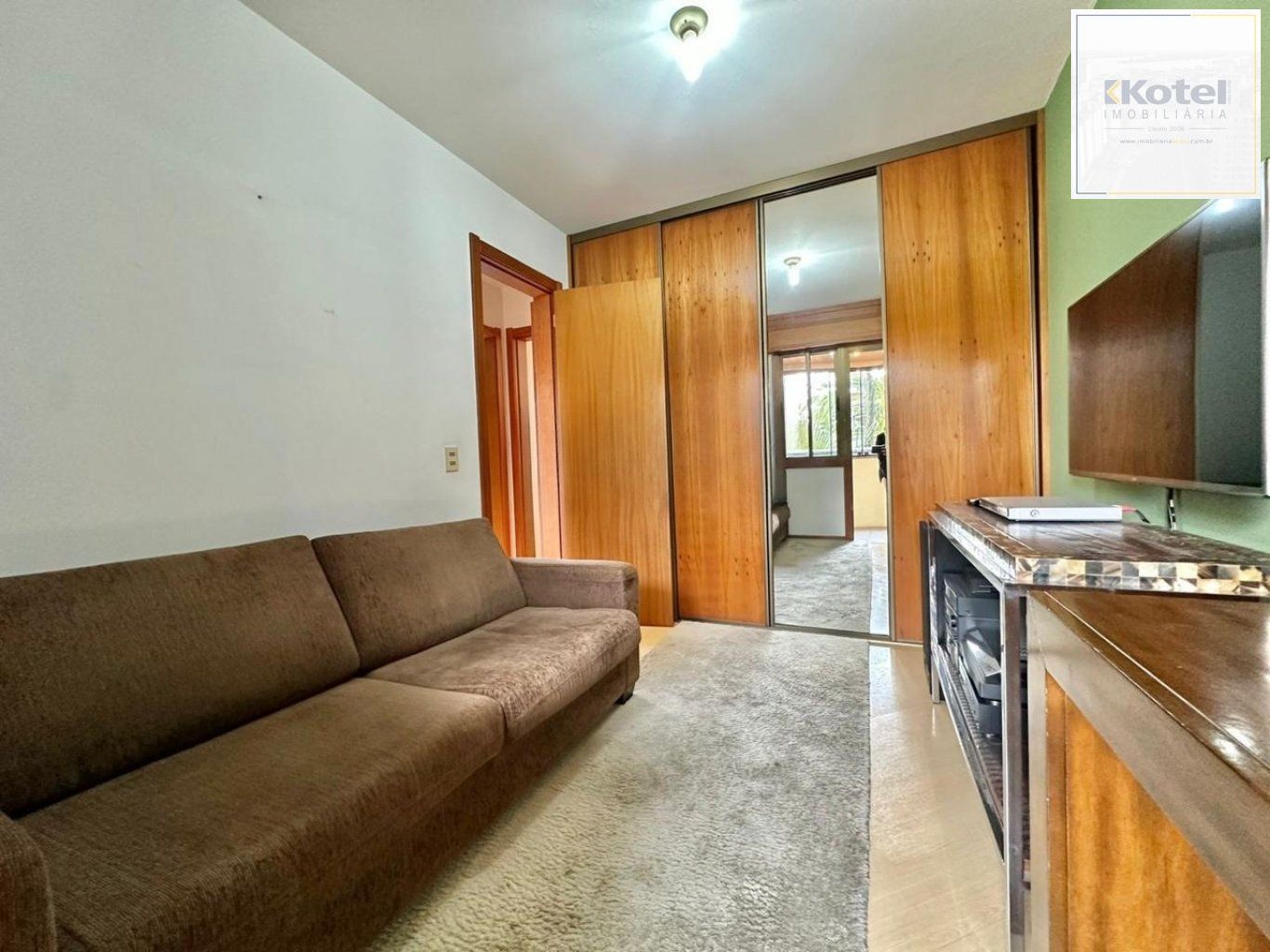 Apartamento com 3 quartos, vaga e elevador no Bairro Menino Deus