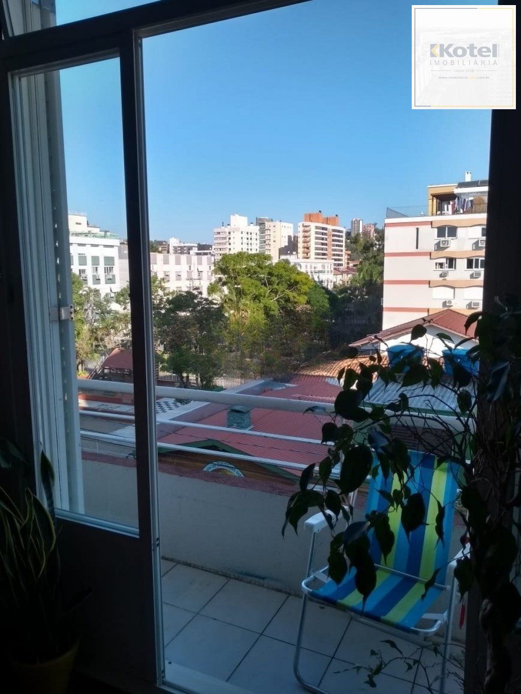 Apartamento de 2 dormitórios, sacada e churrasqueira no bairro Menino Deus