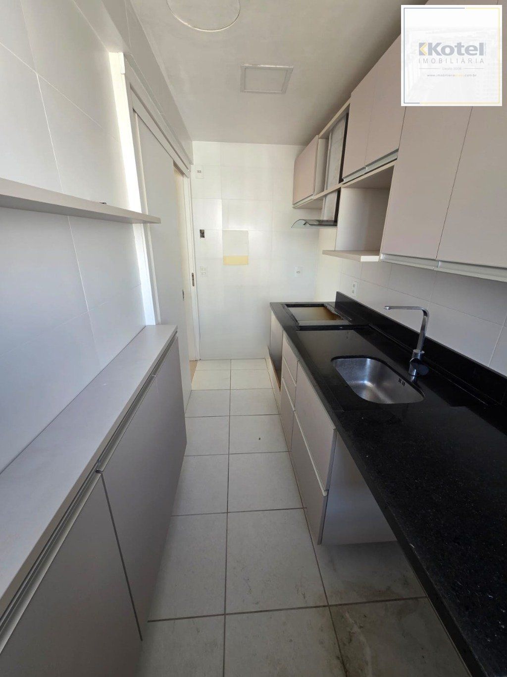 Apartamento semi mobiliado de 2 quartos, elevador e vaga no bairro Partenon.