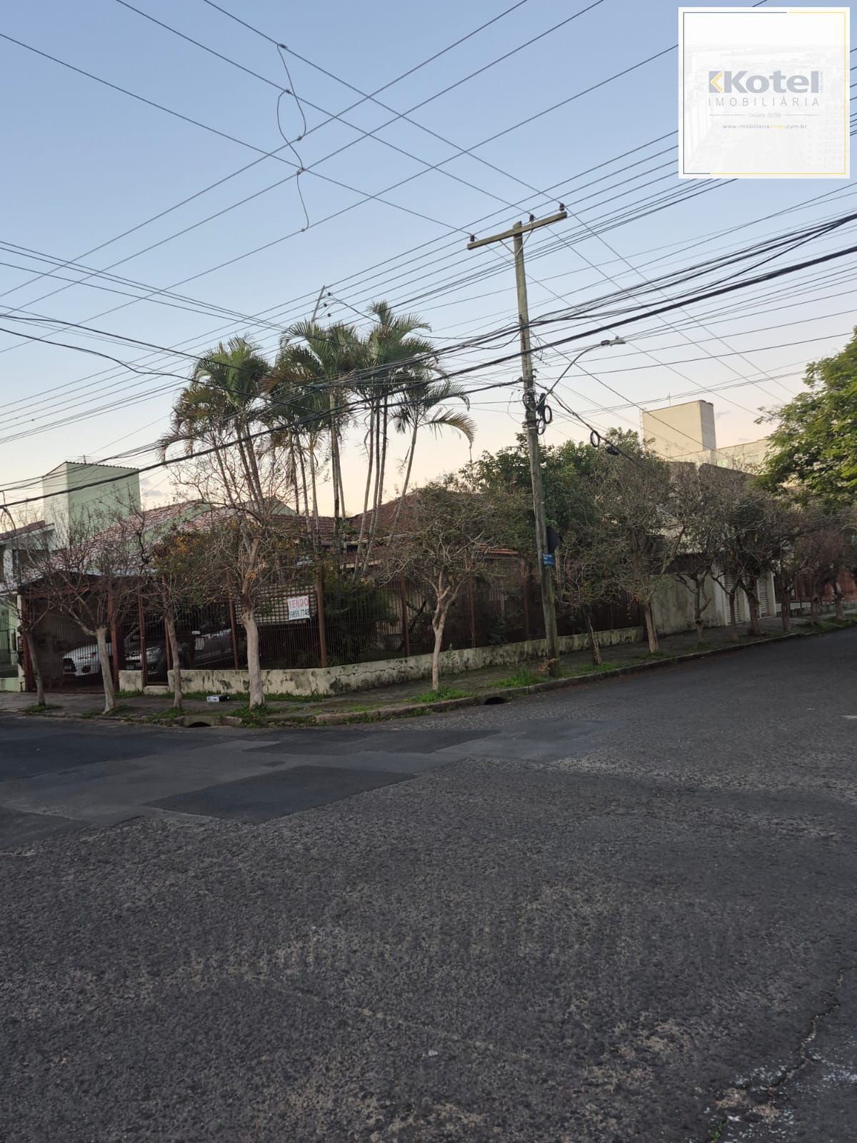 Casa mista de 3 quartos e 2 vagas no bairro Sarandi.