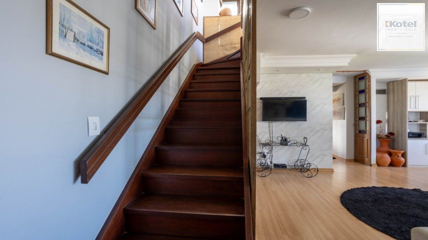 Cobertura com 3 Quartos, 1 suíte, 2 vagas e 211m²  no Petrópolis. — foto 5