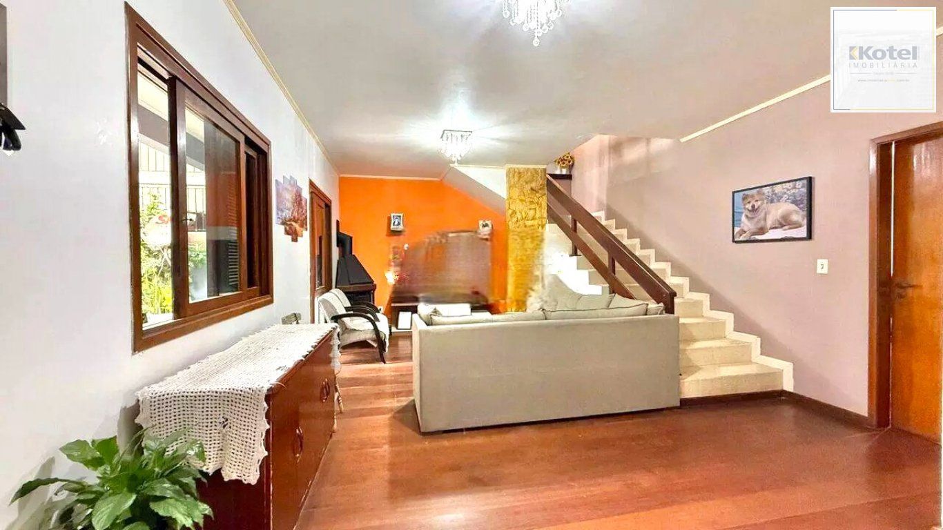 Casa de 3 dormitórios e  com 3 vagas de garagem no bairro City em Cachoeirinha.