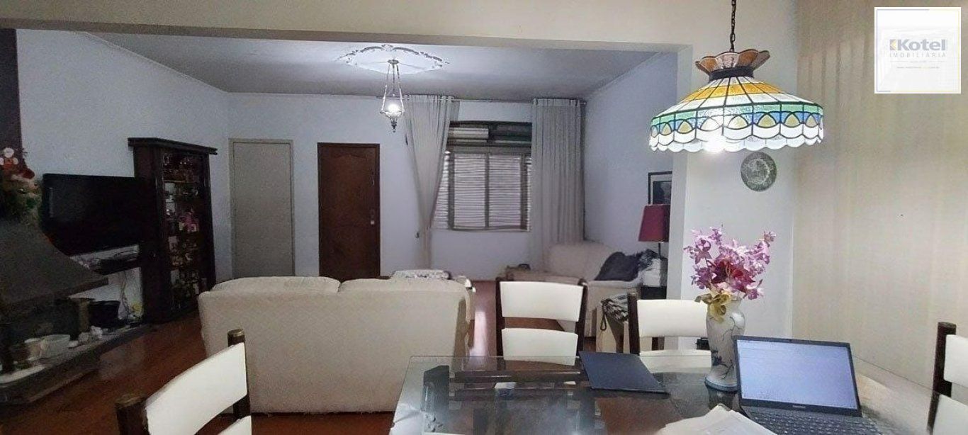 Casa com 4 quartos, 4 vagas e amplo pátio no Bairro Jardim Lindóia