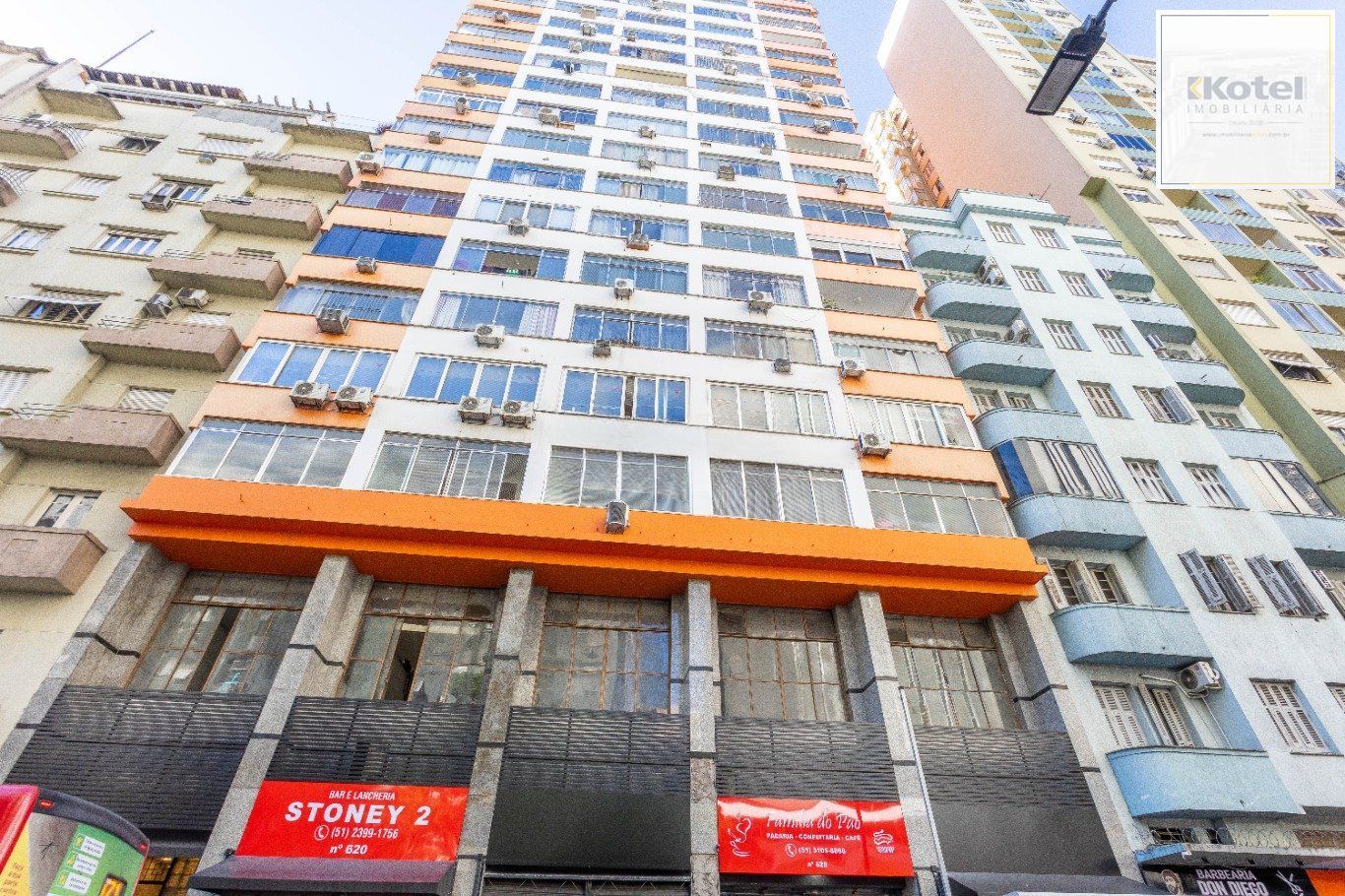 JK mobiliado com sacada e vista na Borges de Medeiros no Centro Historico