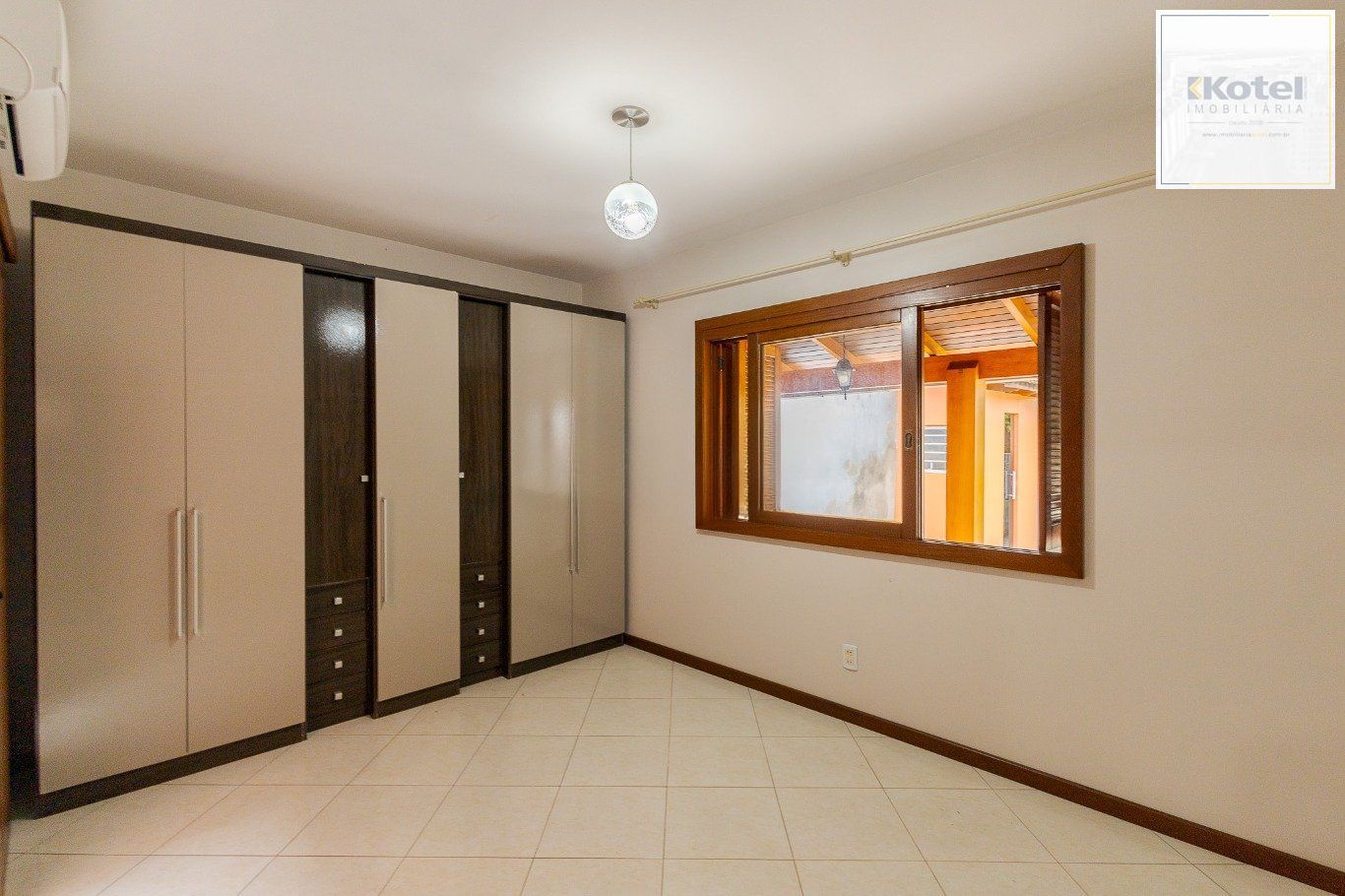 Casa com 4 dormitórios, 2 vagas de garagem em Canoas