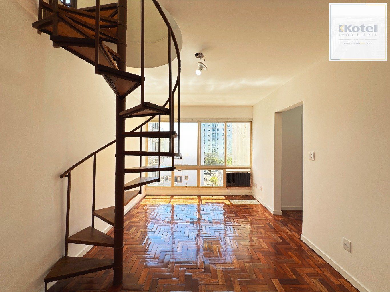 Cobertura com 2 quartos, vaga, elevador e churrasqueira  no bairro Cristal. — foto 2