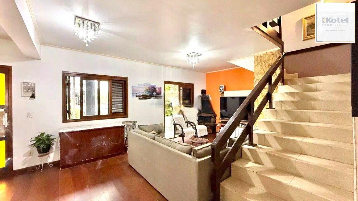 Casa de 3 dormitórios e  com 3 vagas de garagem no bairro City em Cachoeirinha.