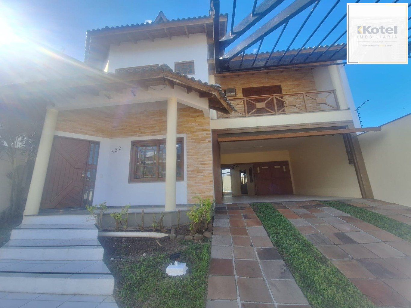 Casa 5 dormitórios, 1 suíte,  piscina e 2 vaga de garagem em Canoas.