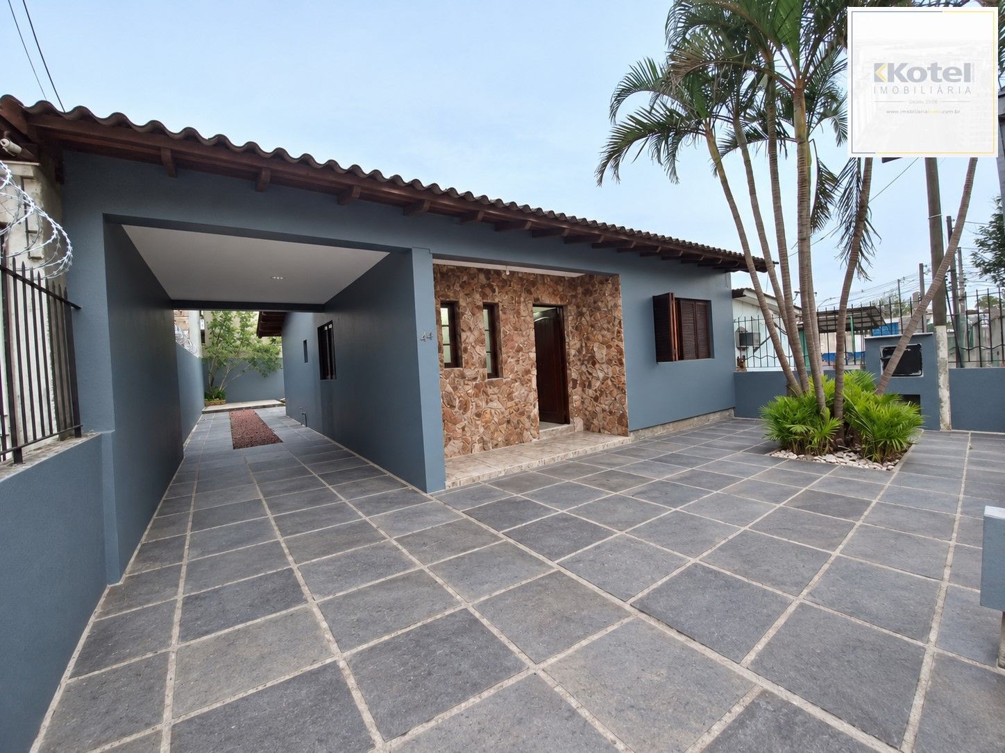 Casa com 3 quartos, 4 vagas e amplo pátio no Bairro Sarandí