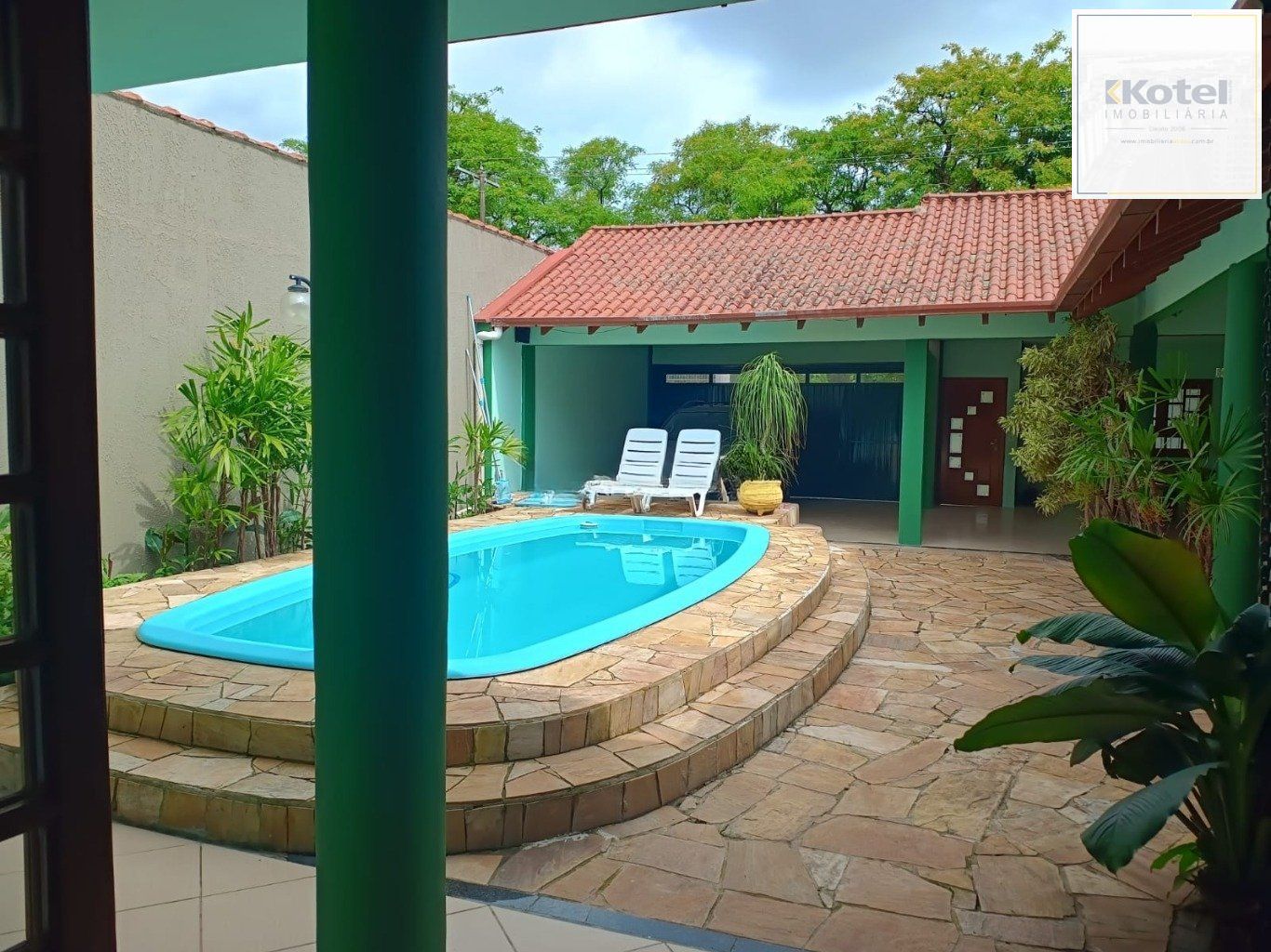 Casa semi mobiliada de  3 quartos, 2 vagas de garagem em Canoas.