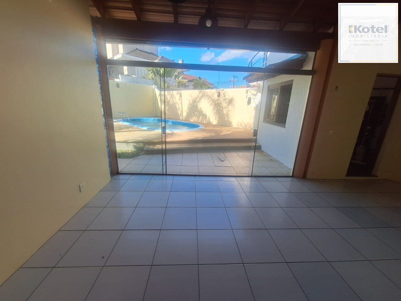 Casa 5 dormitórios, 1 suíte,  piscina e 2 vaga de garagem em Canoas.