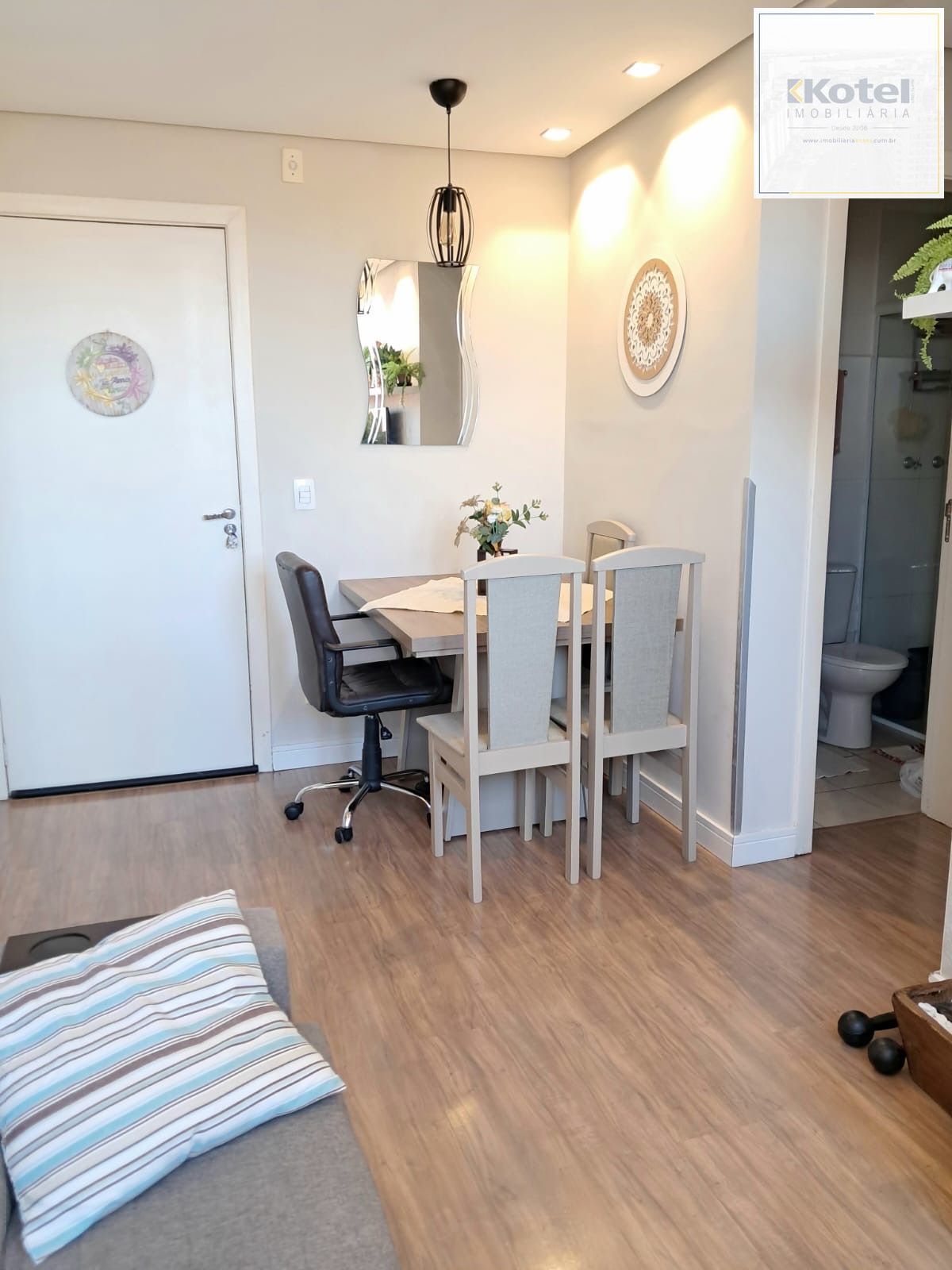 Apartamento semi mobiliado 2 dormitórios 1 vaga de garagem na Rua Sadi Castro. — foto 2