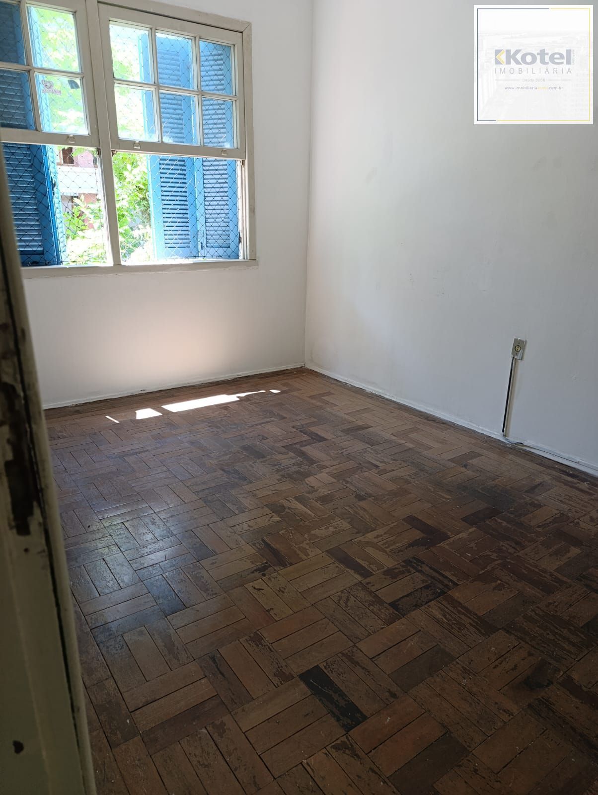 Apartamento de 2 quartos e sacada no bairro Mont' Serrat.