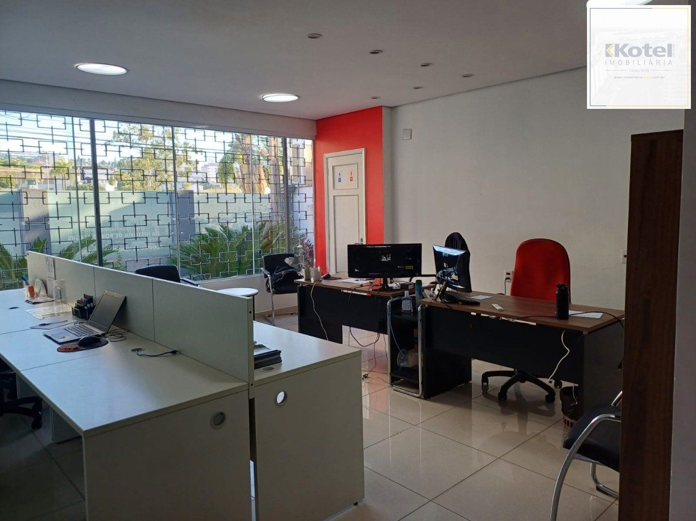 Casa com 3 quartos, 3 banheiros, 300m² e 8 vagas no Menino Deus. — foto 2