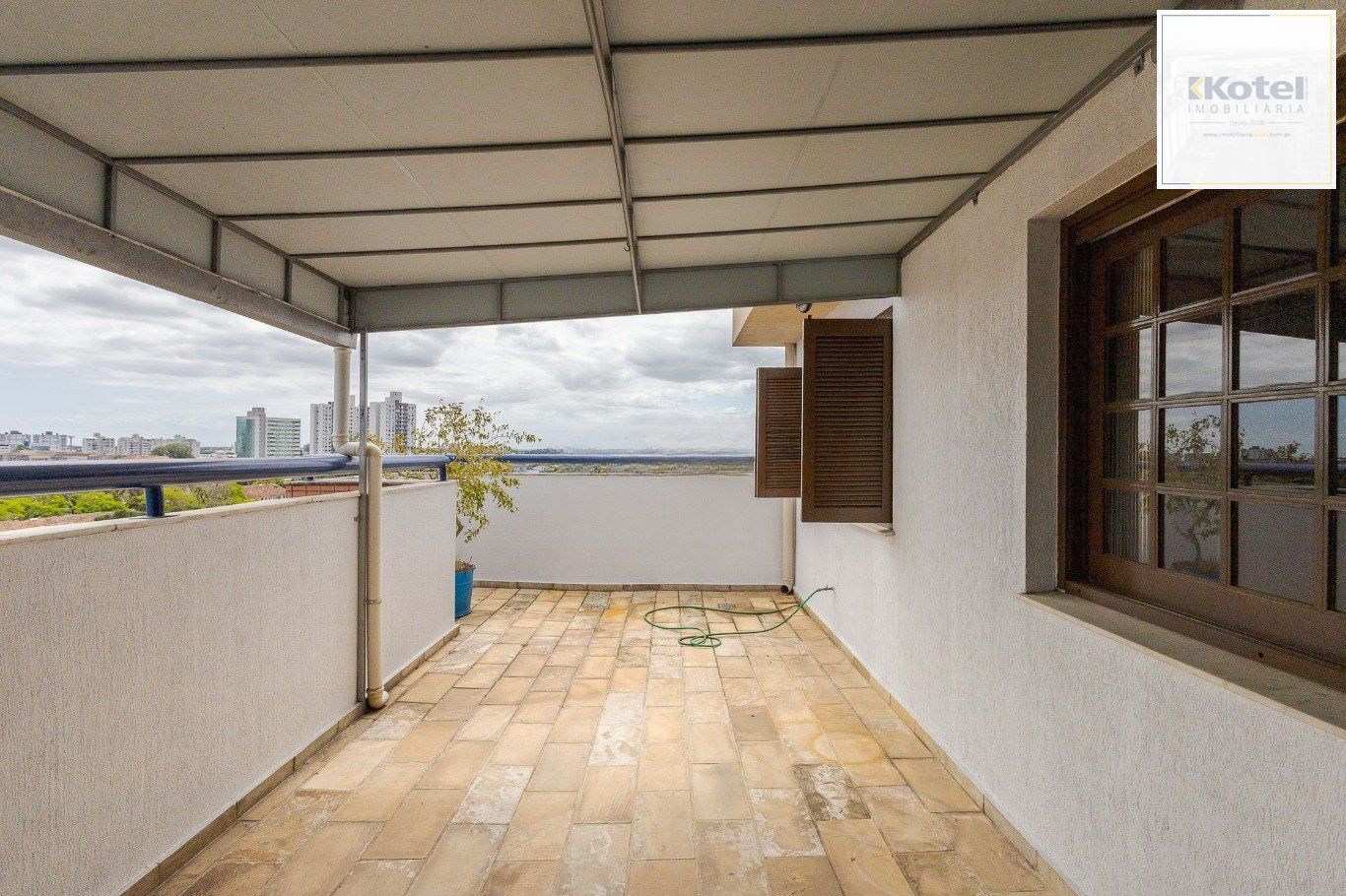 Cobertura com 4 quartos, 1 suíte e 2 vagas no bairro Passo da Areia.