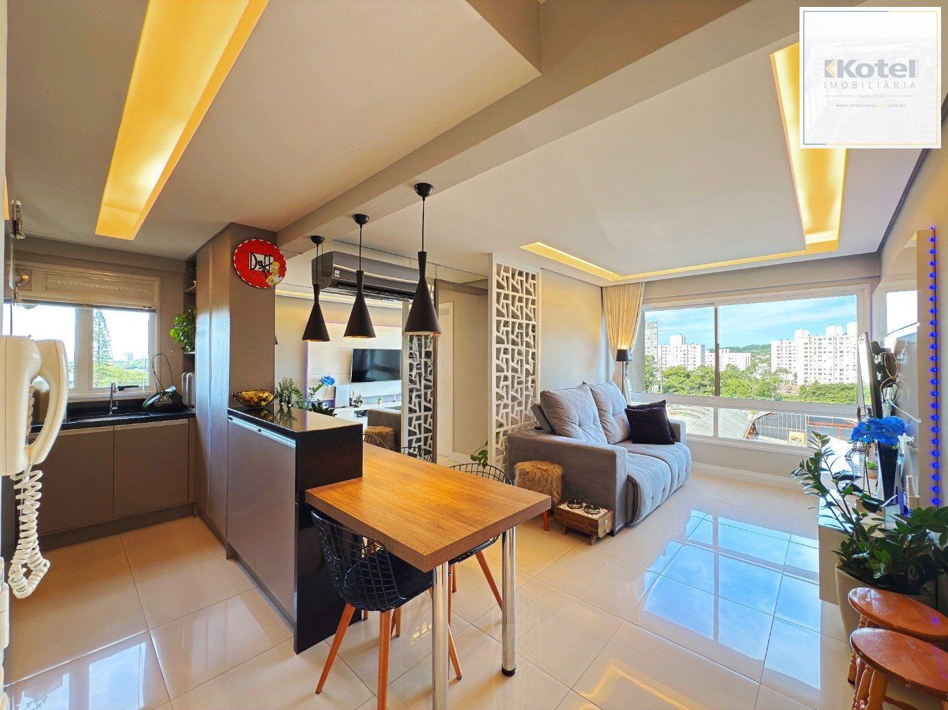 Apartamento mobiliado de 2 quartos, elevador e 1 vaga no bairro Morro Santana