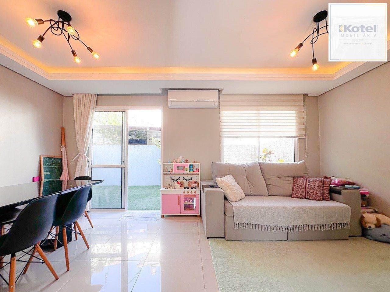 Casa em condomínio com 3 dormitórios e 3 vagas de garagem em Canoas.