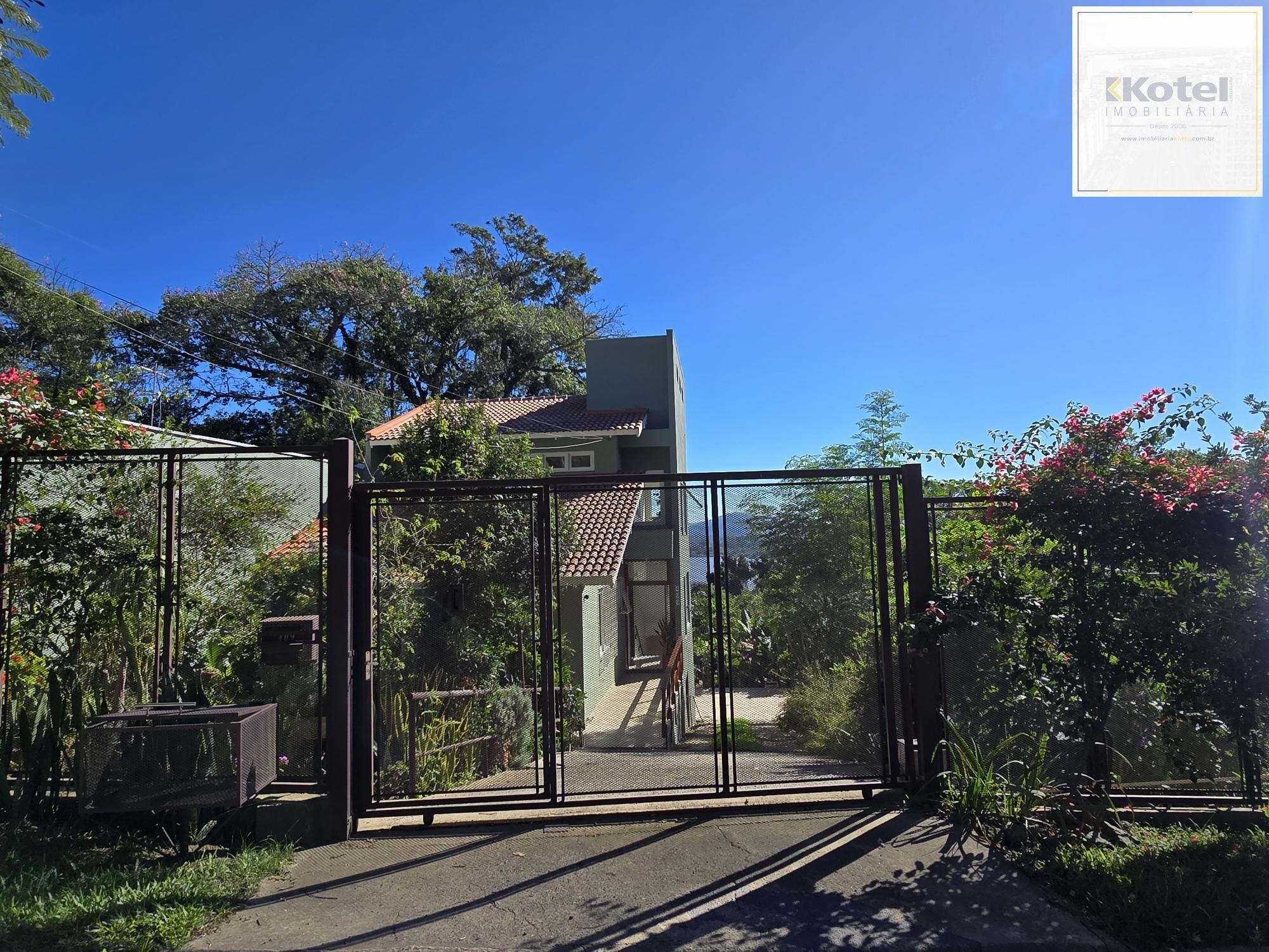 Casa 3 dormitórios, 1 suíte, 4 vagas 210 m² privativos no Belém Novo.