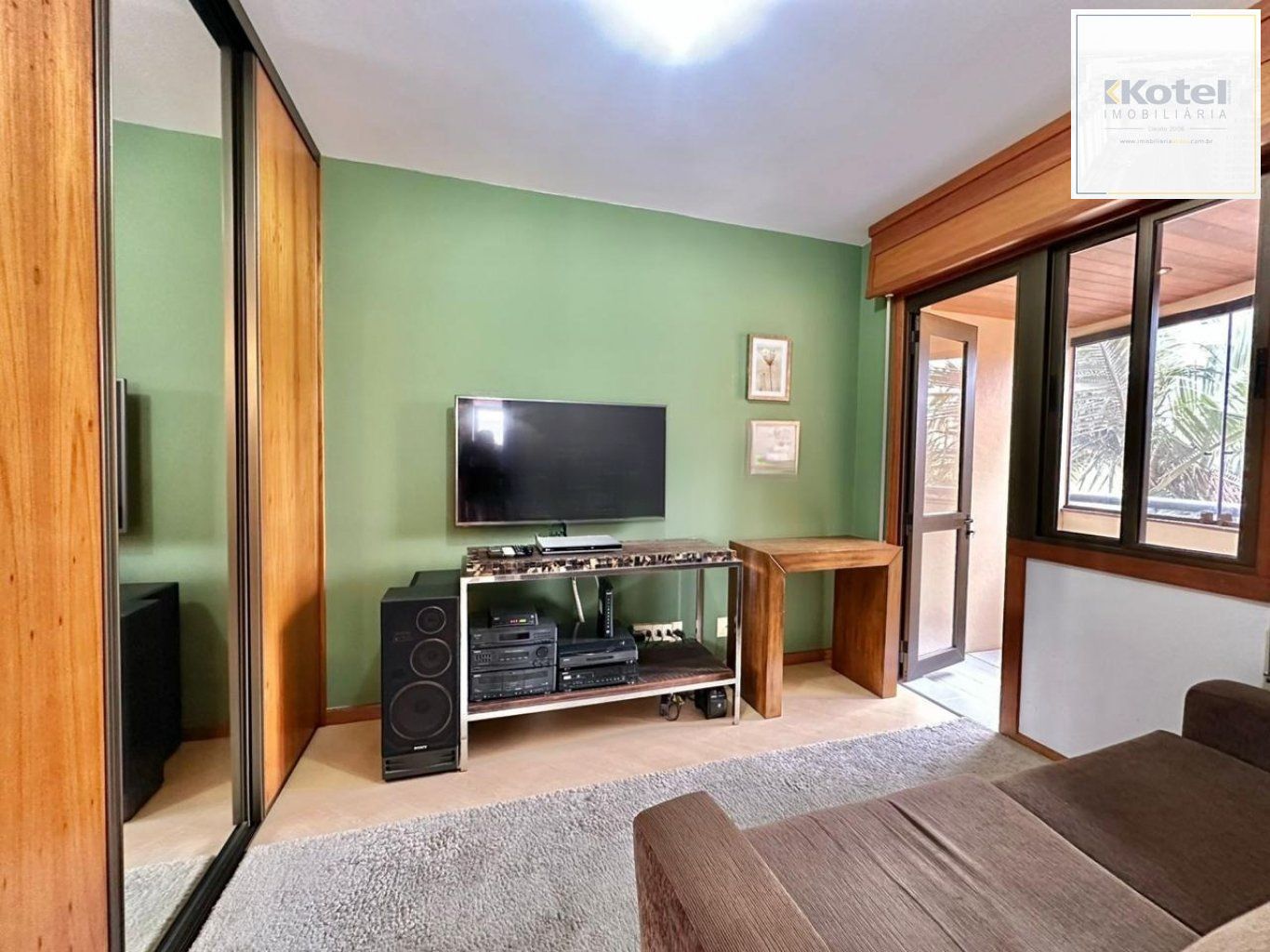 Apartamento com 3 quartos, vaga e elevador no Bairro Menino Deus