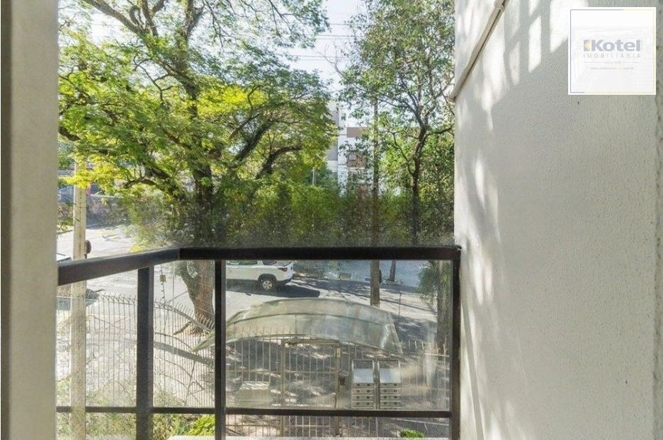 Apartamento de 2 dormitórios com sacada,1 vaga, elevador no bairro Petrópolis. — foto 2