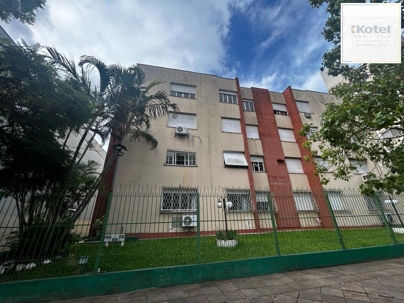 Apartamento à venda terreo com pátio e 2 dormitórios no bairro Menino Deus