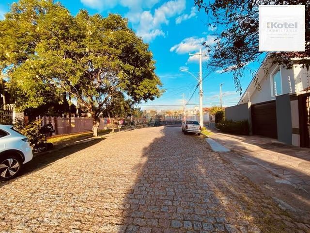 Casa de 3 dormitórios, elevador e 3 vagas de garagem em Canoas.