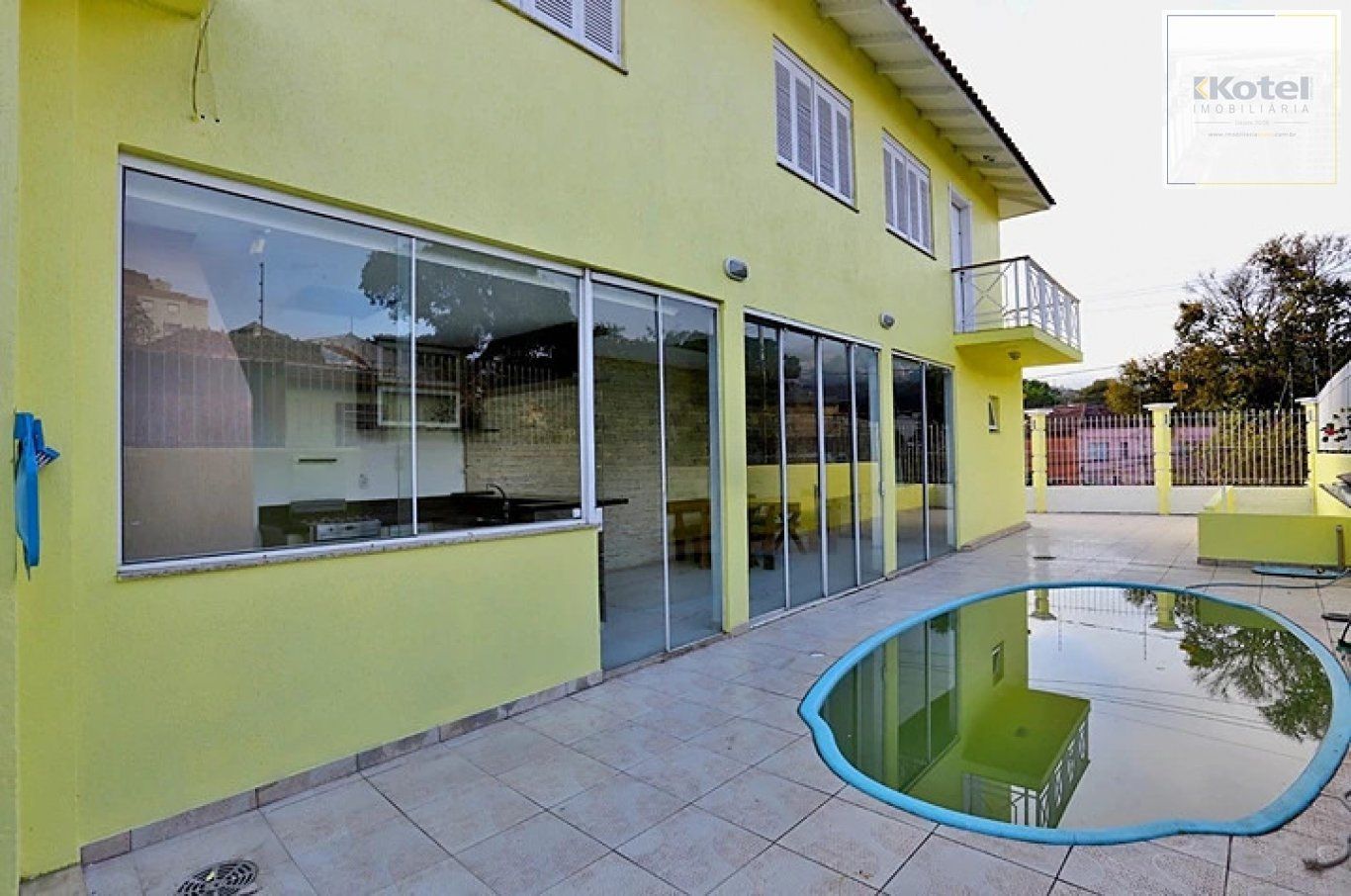 Casa com pátio, piscina e churrasqueira, no Bairro Nonoai — foto 2